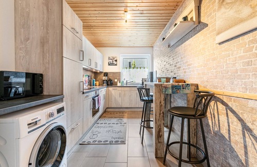 Wesselburener Deichhausen Apartment | Holiday Apartment "Nordlicht" in a Thatched House with Terrace and Wi-Fi