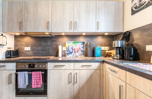 Wesselburener Deichhausen Apartment | Holiday Apartment "Nordlicht" in a Thatched House with Terrace and Wi-Fi