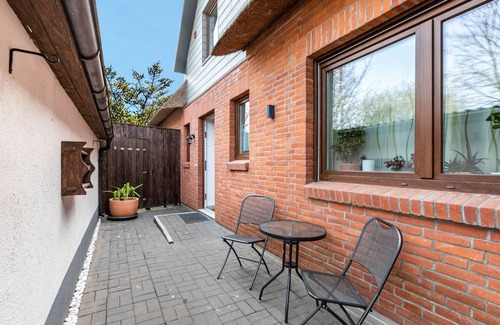 Wesselburener Deichhausen Apartment | Holiday Apartment "Nordlicht" in a Thatched House with Terrace and Wi-Fi