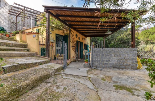 Seccheto Apartment | Holiday Apartment "Casetta Delle Mimose" with Sea View, Private Terrace & Wi-Fi