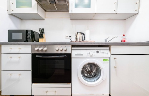 Ludwigsvorstadt-Kliniken Apartment | Holiday Apartment 'Aldars 5' with Wi-Fi and Air Conditioning