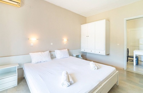 Gardenos Apartment | Holiday Apartment 'Ariel Apartment 4' with Sea View, Balcony & Wi-Fi