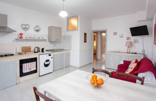 Galtelli Apartment | Holiday Apartment "Casa Samuel" with Shared Terrace, A/C & Wi-Fi