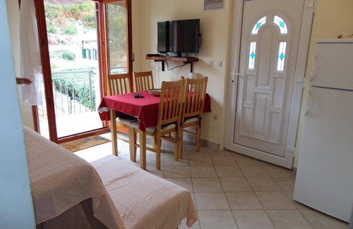 Cove Donja Krusica (Donje selo) Apartment | Holiday apartment Grohote for 1 - 4 persons with 2 bedrooms - Row house
