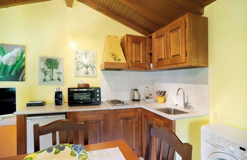 Ville San Pietro Apartment | Holiday Apartment "Villa Nel Borgo" with Mountain View, Private Terrace & Private Garden