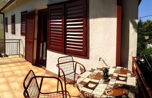 Karlobag Apartment | Holiday apartment with sea view 50 metres from the beach