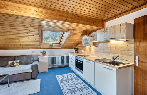 Heitlern Apartment | Holiday Apartment 'Zugspitzblick' with Mountain View, Balcony and Wi-Fi