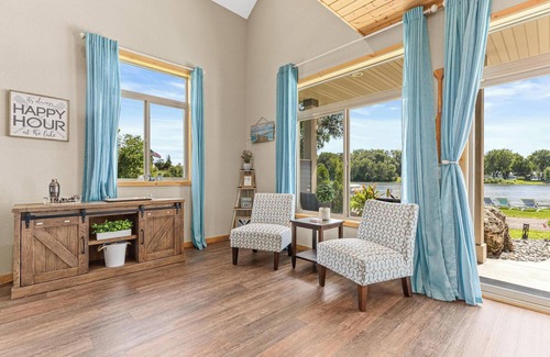 Lindstrom Cabin | Holiday Decor|Close to Ski hills|EPIC Gameroom