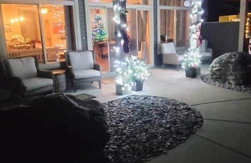 Lindstrom Cabin | Holiday Decor|Close to Ski hills|EPIC Gameroom