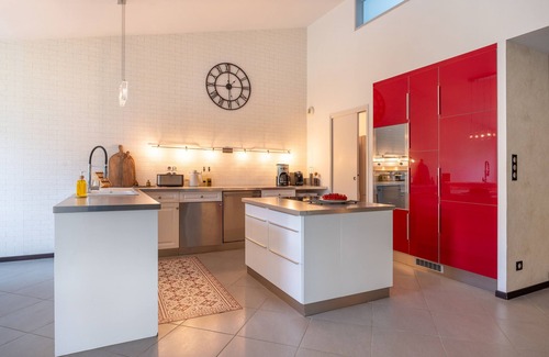 Saint-Gildas-de-Rhuys House | Holiday Home 'Le Loft avec jacuzzi' with Private Terrace, Private Garden and Wi-Fi