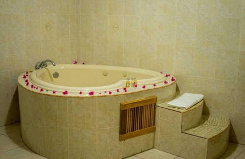 Runaway Bay Resort | Holiday Haven Resort Honeymoon wt Jacuzzi