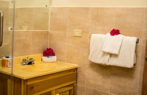 Runaway Bay Resort | Holiday Haven Resort Honeymoon wt Jacuzzi