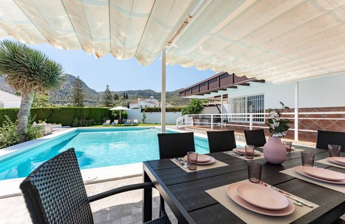 Alhaurin de la Torre House | Holiday Home 'Villa Paula Los Manantiales' with Mountain View, Wi-Fi and Air Conditioning