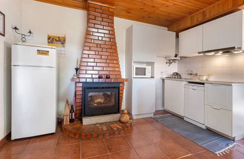 Paredes de Coura House | Holiday Home '1' with Mountain View, Shared Garden and Wi-Fi