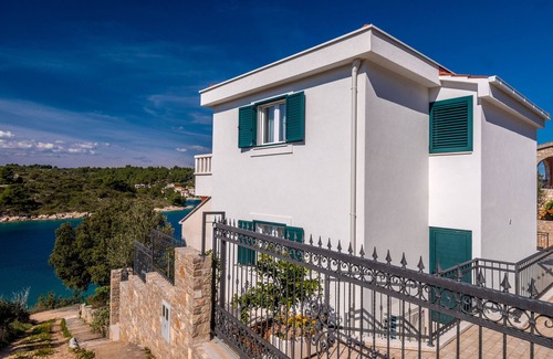 Necujam House | Holiday home Ana with pool, Island Šolta