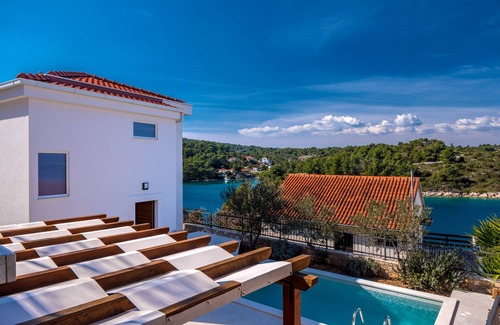 Necujam House | Holiday home Ana with pool, Island Šolta