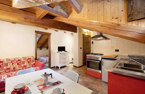 Villair House | Holiday Home 'Appartamento Aquila' with Mountain View, Shared Garden and Wi-Fi