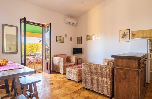 Torre di Bari House | Holiday Home 'Casa Alva' with Private Terrace, Wi-Fi and Air Conditioning