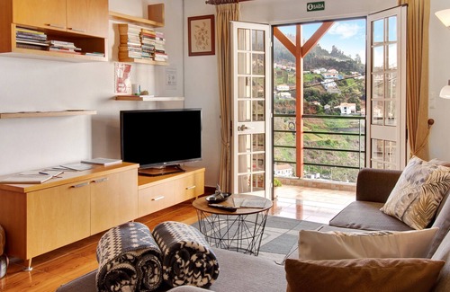 Lombo do Doutor Cottage | Holiday Home "Casa Orquídea" with Terraces & Wi-Fi