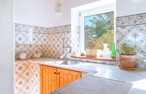Baiona House | Holiday Home 'Casa Sol' with Private Terrace, Shared Garden and Wi-Fi