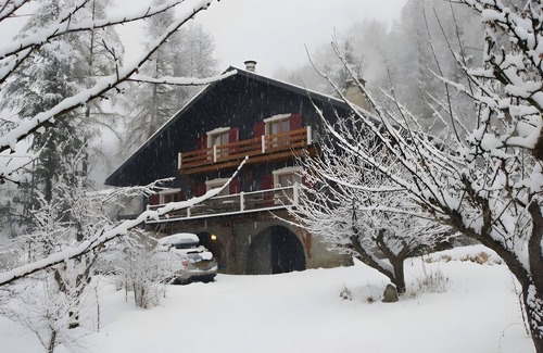 Colmars House | Holiday Home 'Chalet De Luxe - Alpes Française' with Mountain View, Private Terrace and Wi-Fi