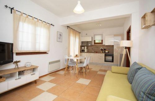 Ripenda Verbanci House | Holiday Home Deborah with Private Pool