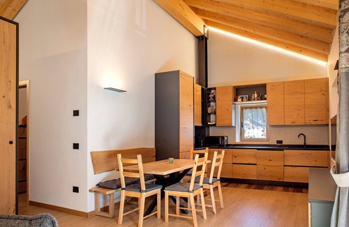 Mezzano House | Holiday Home 'Dimora Dajana' with Mountain View, Private Terrace and Wi-Fi