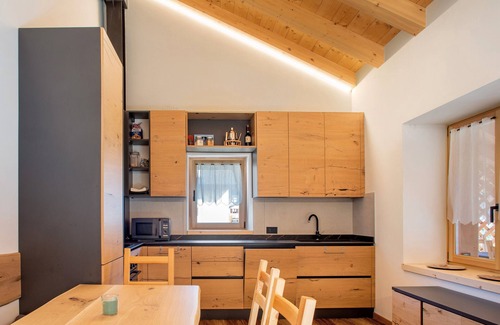 Mezzano House | Holiday Home 'Dimora Dajana' with Mountain View, Private Terrace and Wi-Fi