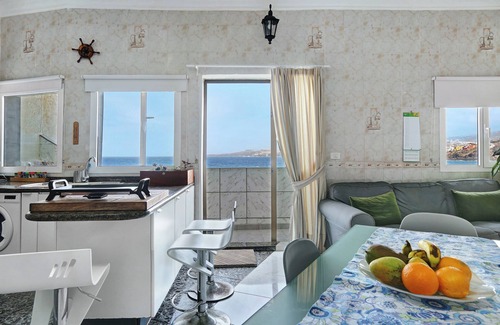 Galdar House | Holiday Home Blekys House on a Cliff with Sea View, Terrace & Wi-Fi
