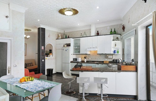 Galdar House | Holiday Home Blekys House on a Cliff with Sea View, Terrace & Wi-Fi