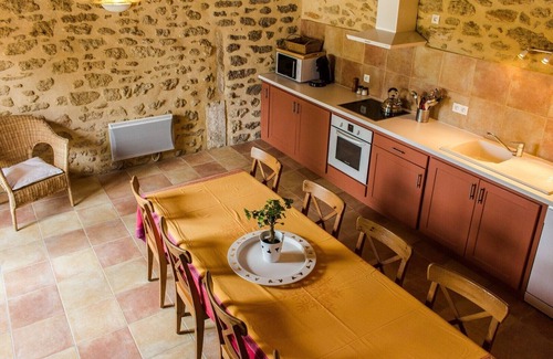 Colonzelle Cottage | Holiday Home 'Est' with Shared Pool, Private Terrace and Wi-Fi
