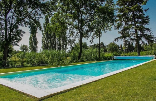 Colonzelle Cottage | Holiday Home 'Est' with Shared Pool, Private Terrace and Wi-Fi