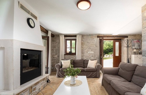 Buzet Villa | Holiday home for 6 persons, rustic furniture