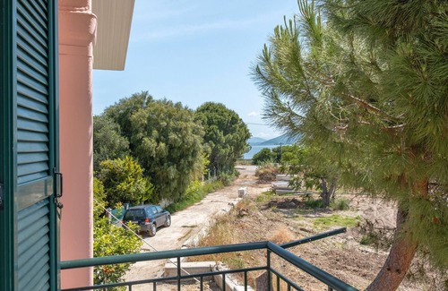 Agios Ioannis House | Holiday Home 'Giorgos House First Floor' with Sea View, Private Terrace and Wi-Fi