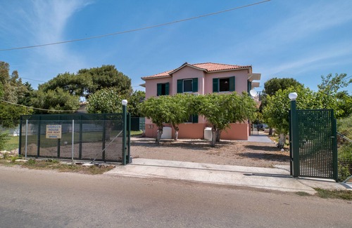 Agios Ioannis House | Holiday Home 'Giorgos House First Floor' with Sea View, Private Terrace and Wi-Fi