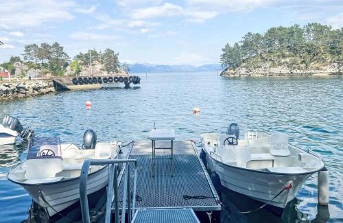 Tysnes House | Holiday Home Gule huset by Interhome