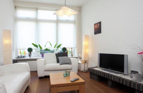 Alkmaar House | Holiday Home in Alkmaar by Canal