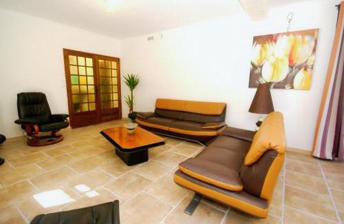 Le Thor House | Holiday Home in Le Thor with Private Pool