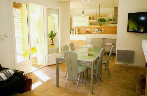 Le Thor House | Holiday Home in Le Thor with Private Pool