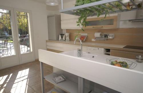 Le Thor House | Holiday Home in Le Thor with Private Pool