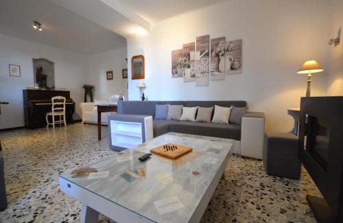 Pertuis House | Holiday Home in Pertuis with Pool and Views