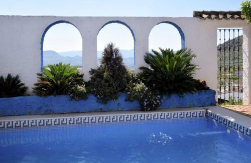 Zagrilla House | Holiday Home in Zagrilla Alta with Pool