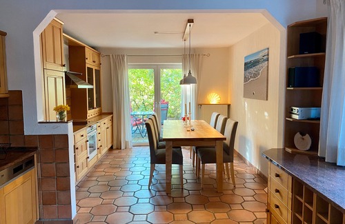 Gronenberg House | Holiday Home 'Kuschel-Muschel' with Sea View, Private Terrace and Wi-Fi