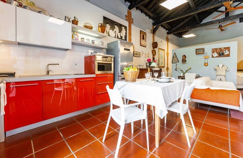 Monserrato House | Holiday Home 'La Campidanese' with Shared Terrace, Wi-Fi and Air Conditioning