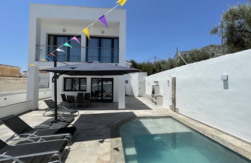 Mondron House | Holiday Home 'La Fuente' with Private Pool, Wi-Fi and Air Conditioning