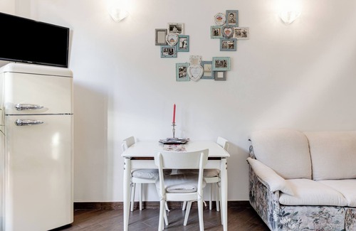 Bargino House | Holiday Home 'La Casina Al Bargino' with Private Terrace, Wi-Fi and Air Conditioning