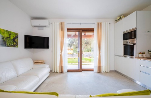 Bari Sardo House | Holiday Home 'Laura' with Private Terrace, Wi-Fi and Air Conditioning