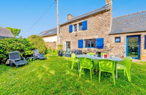 Le Conquet Cottage | Holiday Home 'Maison 6 Personnes Avec Piscine' with Private Pool and Wi-Fi