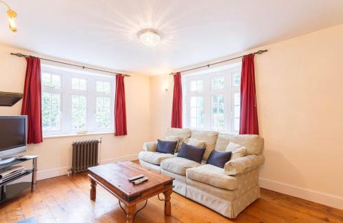 West Finchley Apartment | Holiday Home of the Month! Finchley, Sleeps 5