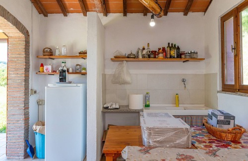Fauglia House | Holiday Home 'Poggio5' with Shared Pool, Private Terrace and Wi-Fi